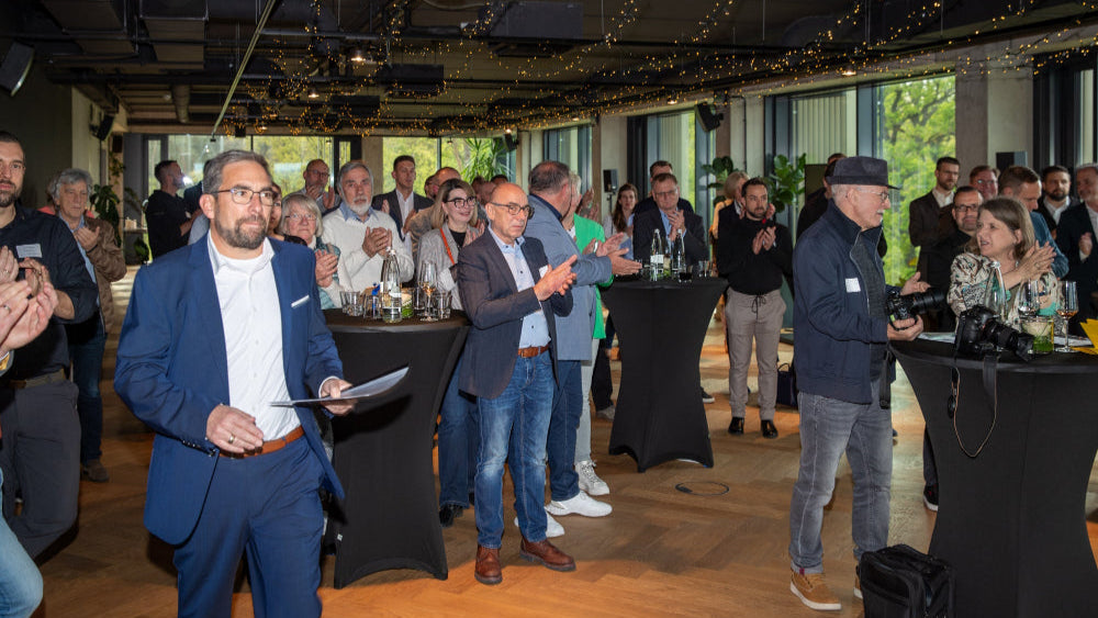 STAGE im PLICANA in Kronau bei enem Firmenevent mit Menschen und Stehtischen