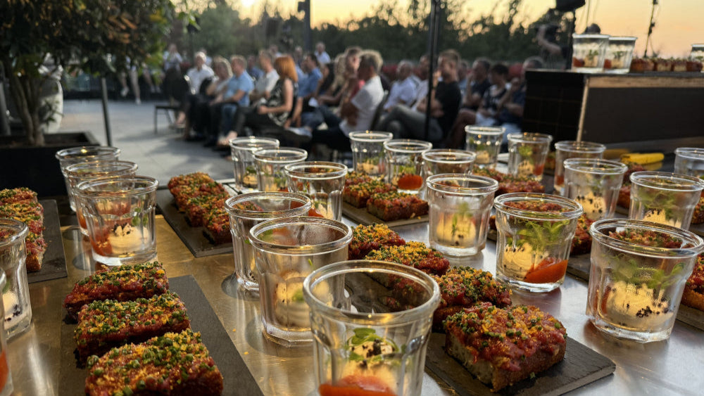 ROOF im PLICANA in Kronau mit Essenshäppchen und einer Menschenmenge im Hintergrund