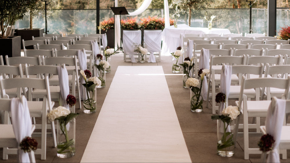 ROOF im PLICANA in Kronau Gang für Hochzeitstrauung in weißer Deko