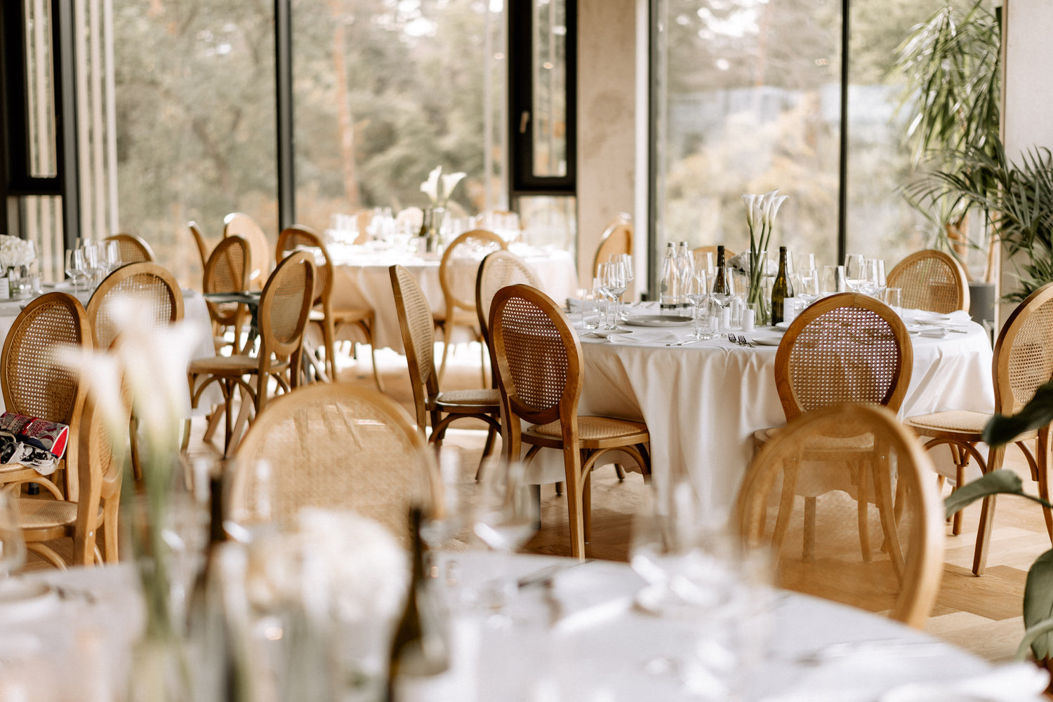 STAGE im PLICANA in Kronau mit weißen Tischdecken und runden Holzstühlen
