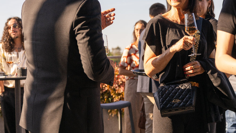 Mann mit Anzug redet mit einer Frau im schwarzen Kleid auf dem ROOF im PLICANA in Kronau