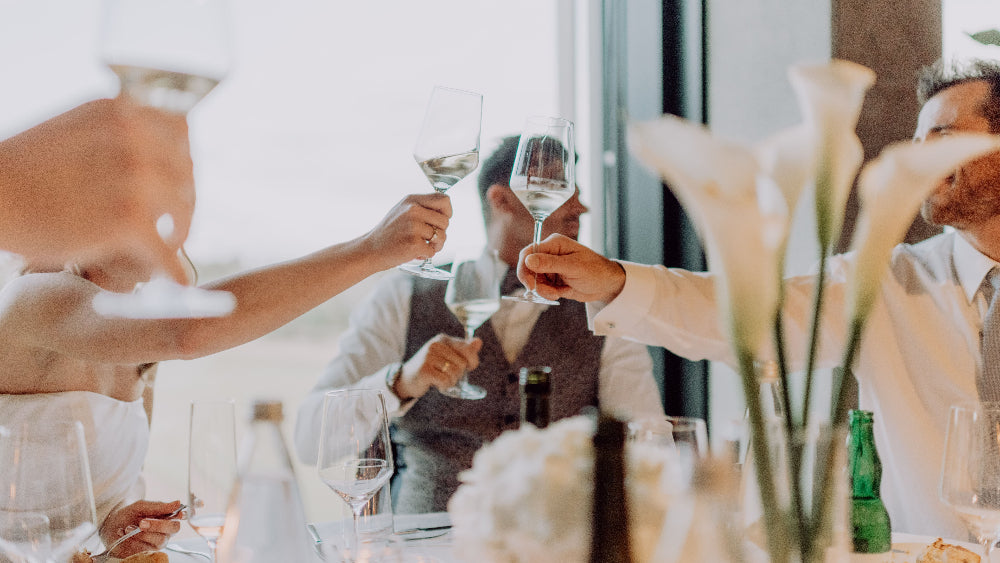 STAGE im PLICANA in Kronau Männer stoßen an während Hochzeit