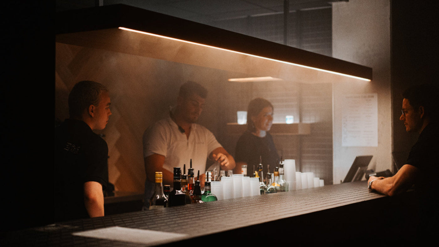 Bar im STAGE ddes PLICANA in Kronau mit Getränken und Barpersonal