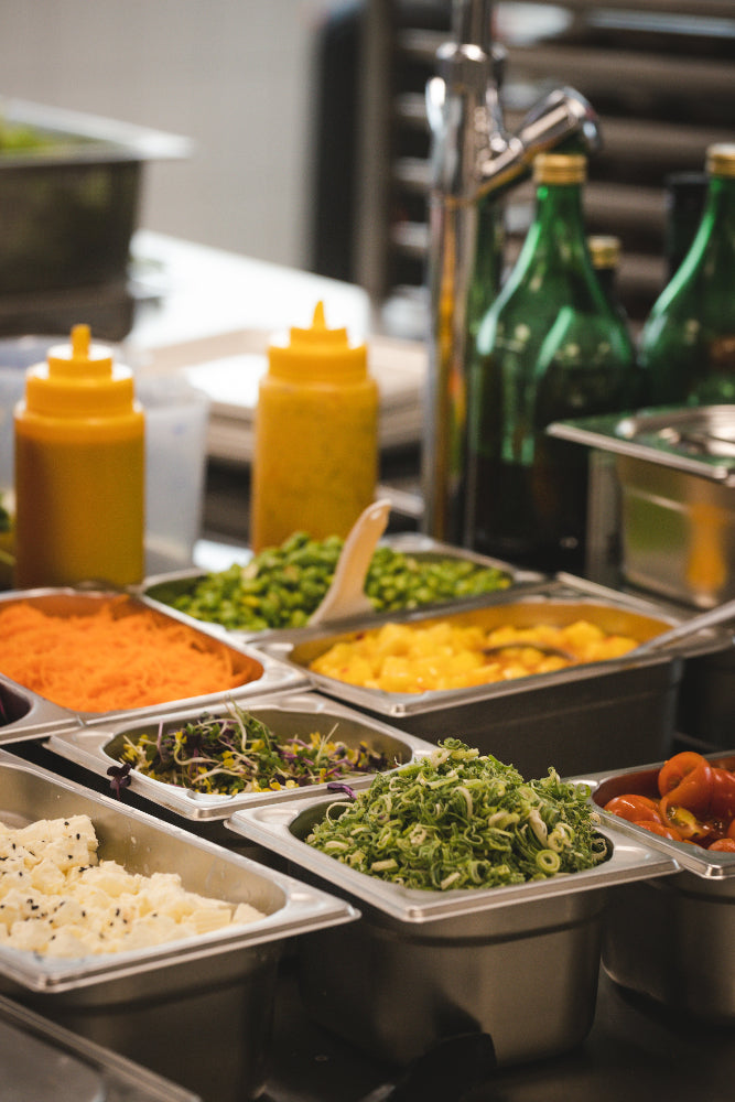 Zutaten in Metallschalen in der Küche des PLICANA