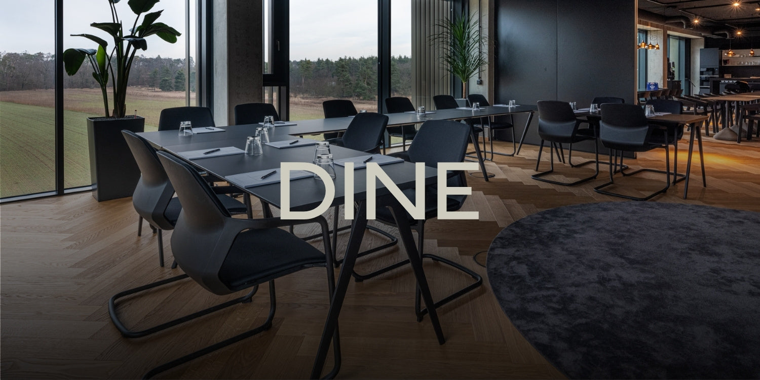 DINE Plicana mit Stühlen und Tischen