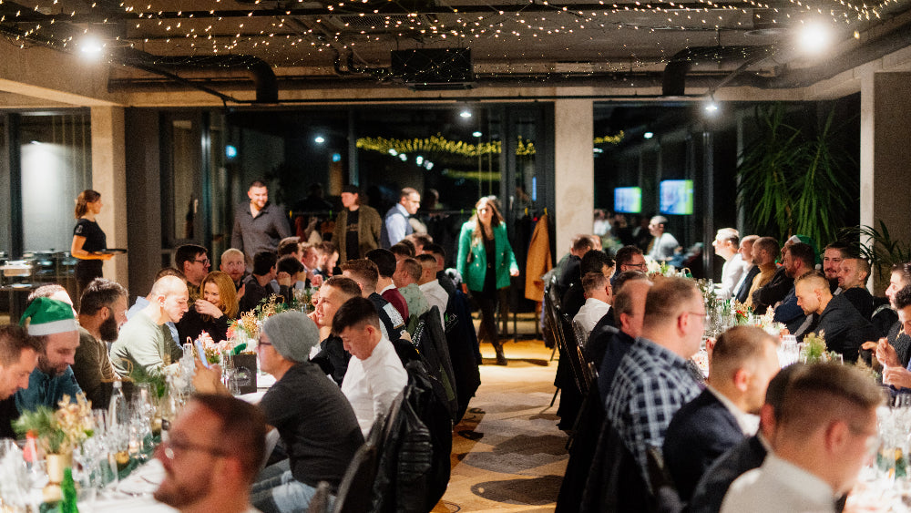 STAGE im Plicana in Kronau mit zwei Tischreihen belebt mit Menschen Weihnachtsfeier