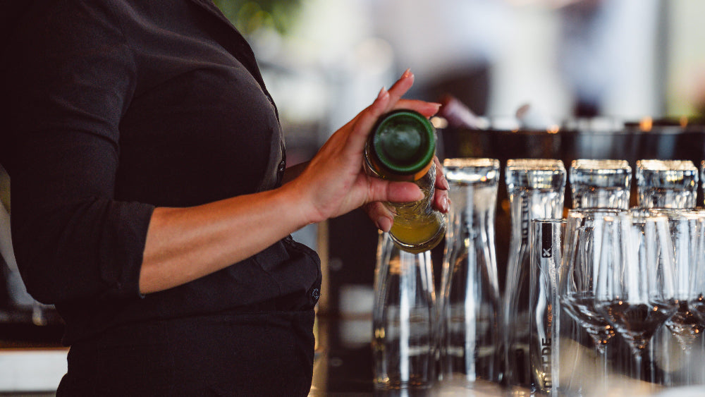 ROOF im Plicana in Kronau Kellnerin schenkt Bier in ein Glas ein