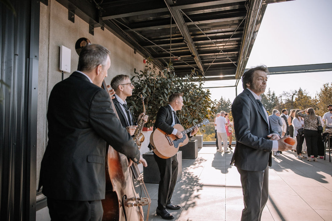 Running Five geben Konzert auf dem ROOF des PLICANA in Kronau mit Aussicht auf den Kronauer Wald