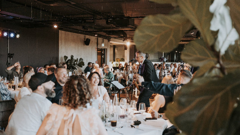 Stage Plicana Menschen genießen die Musik und essen