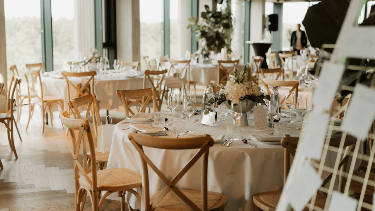 STAGE im PLICANA in Kronau mit weißer Hochzeitsdeko und naturellen Stühlen