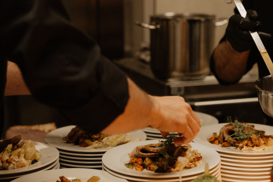 Küche im PLICANA in Kronau moderne Teller mit Essen und Köchen