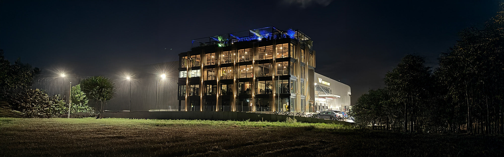 PLICANA Gebäude von Draußen bei Nacht mt Lichtern