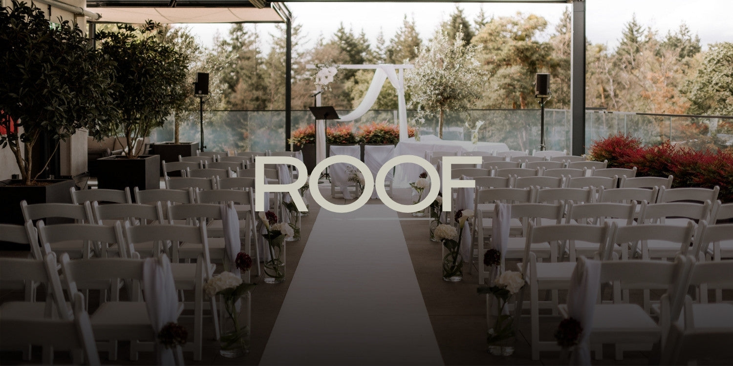 Roof Plicana Trauungsgang mit weißen Stühlen