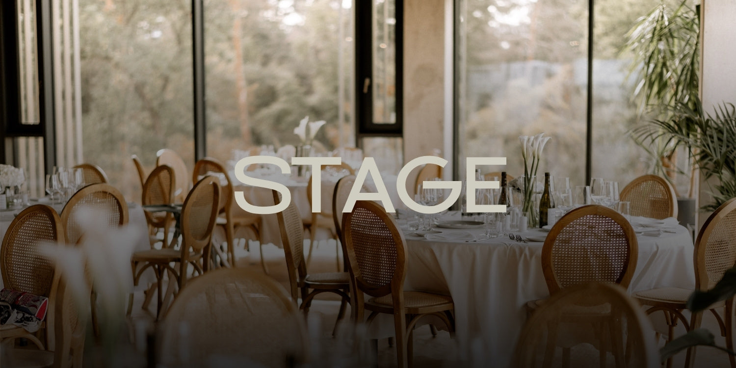 Stage PLICANA mit runden Holzstühlen und weißen Tische