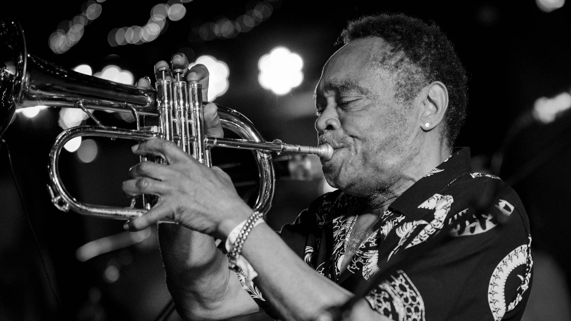 KJ DALLAWAY im PLICANA in Kronau mit Trompete und Hawaii-Hemd