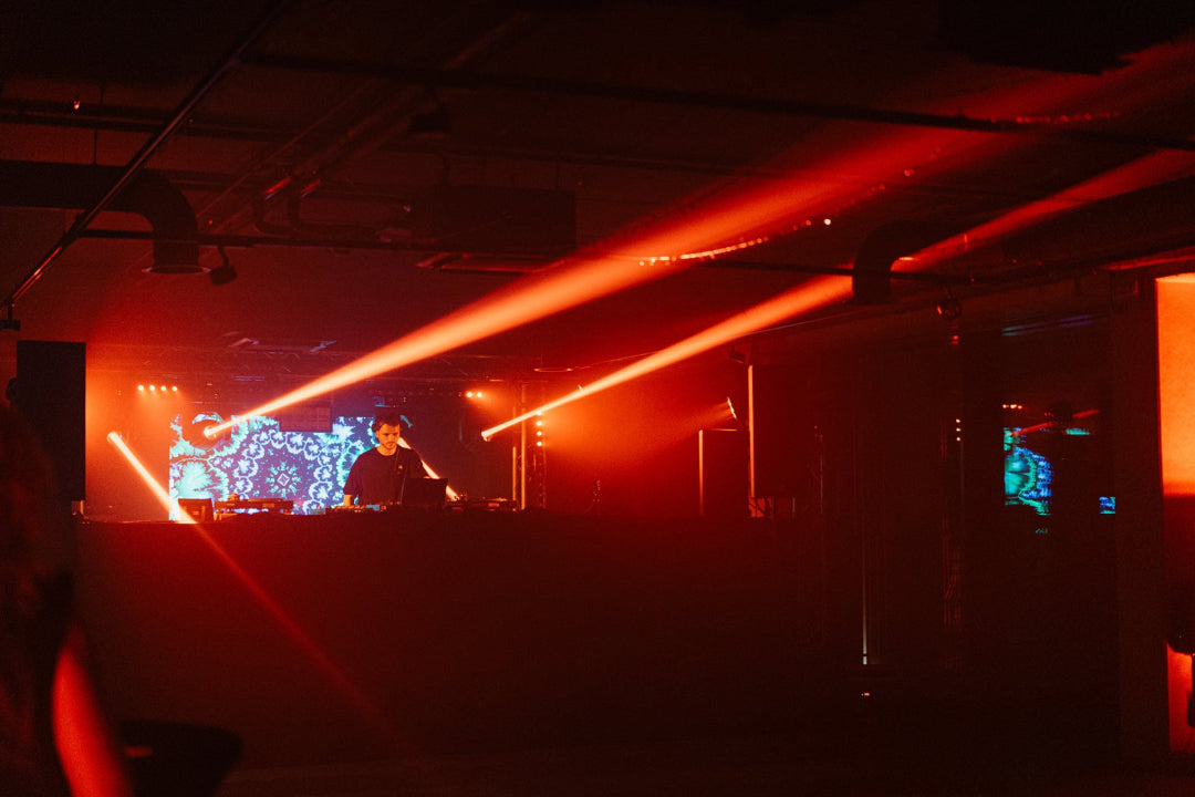 DJ Pult im STAGE des PLICANA in Kronau während Techno Party mit roten Lichtern