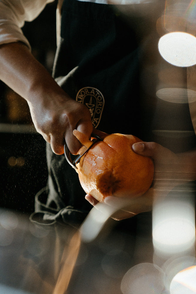 Pomidore wird von Koch geschält