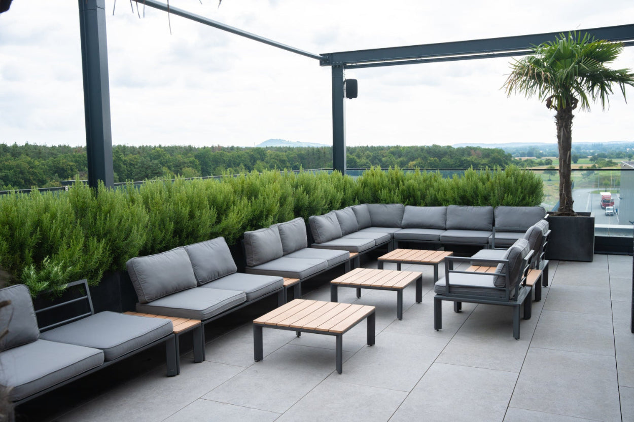 Gemütliche Lounge Ecke mit Ausblick auf den Kronauer Wald auf dem Roof des PLICANA in Kronau