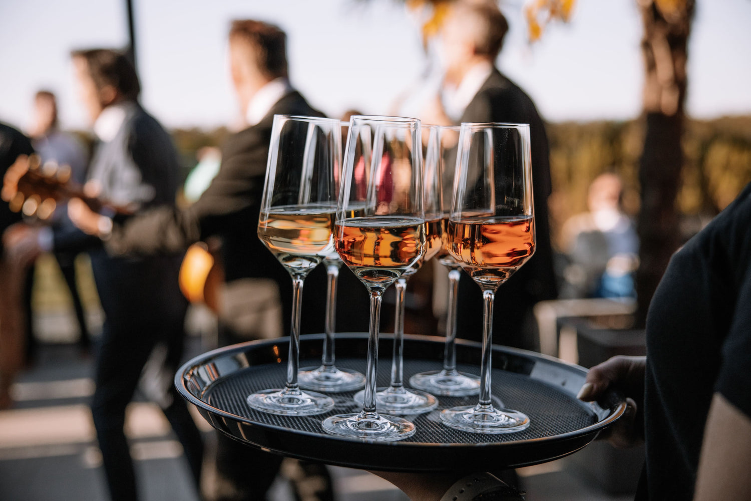Tablett mit Sekt und einer Band im hintergrund