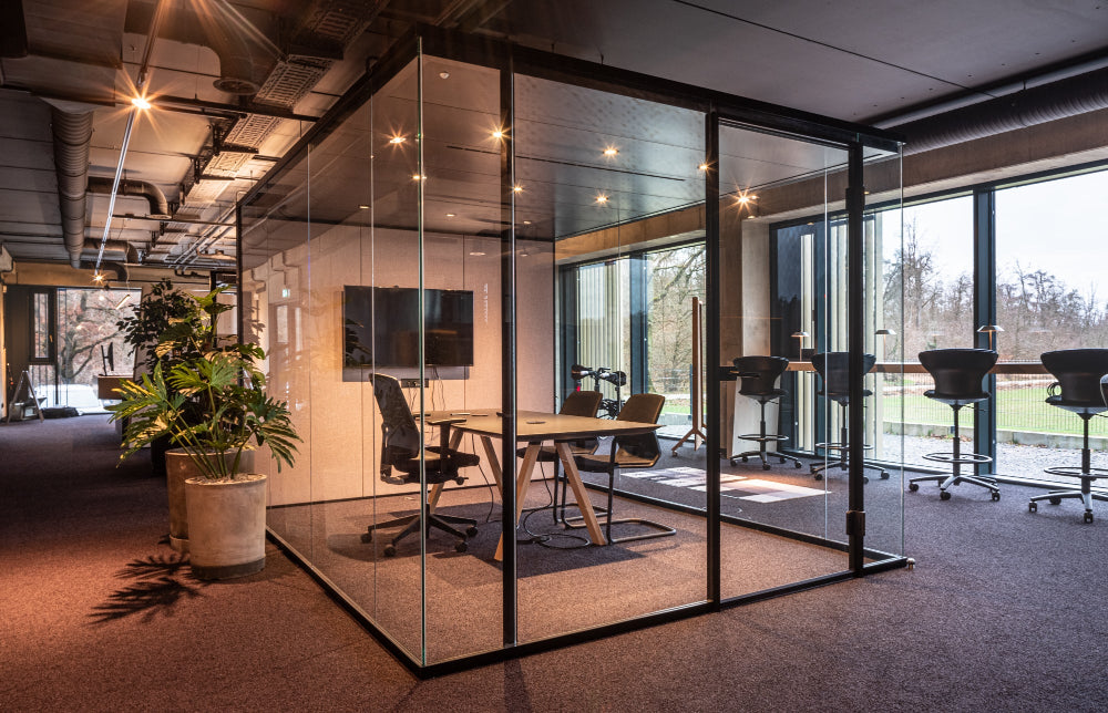 Workspace in Kronau Clascube mit Glaswänden und großem Bildschirm