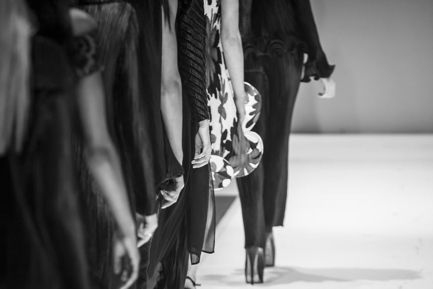 Frauen laufen dicht hintereinander im Catwalk bei Modenschau 