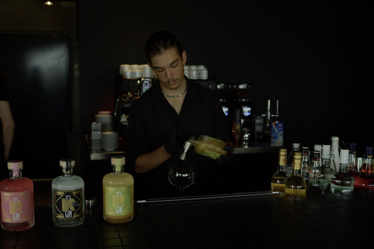 Barkeeper mixt Cocktails